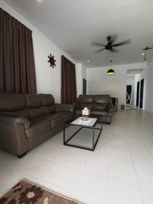Modern , Spacious Gambang Ump 18 Guest House ภายนอก รูปภาพ