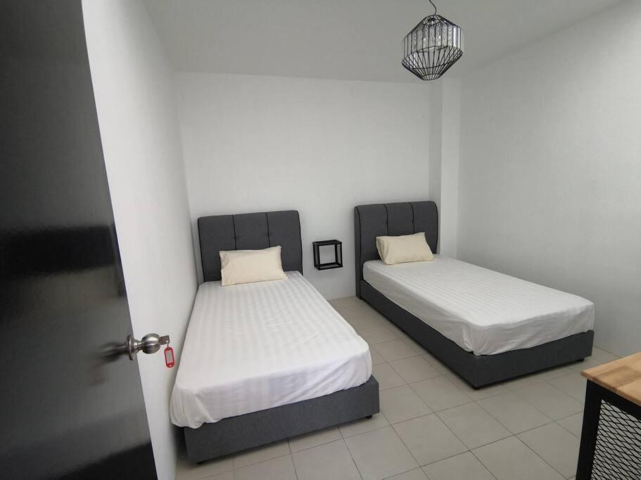 Modern , Spacious Gambang Ump 18 Guest House ภายนอก รูปภาพ