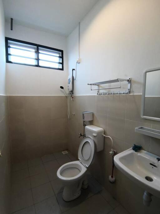 Modern , Spacious Gambang Ump 18 Guest House ภายนอก รูปภาพ